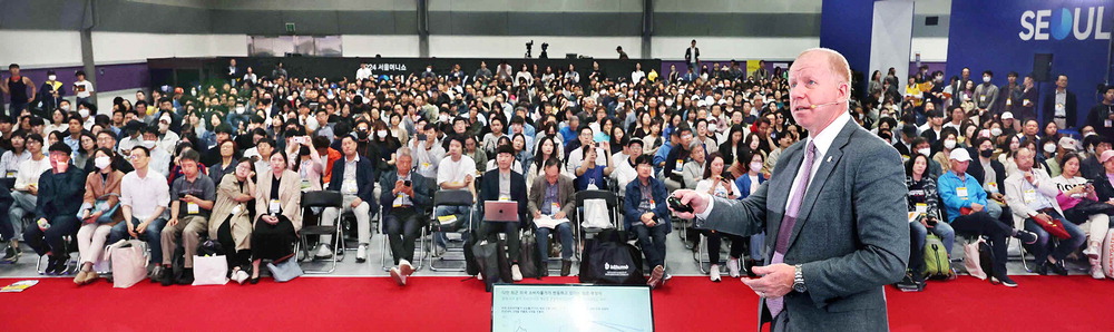 Steve Bryce, chief investment strategist of SC Group, is giving a keynote speech at the COEX Seminar Center in Gangnam-gu, Seoul, where the 2024 Seoul Money Show was held. Reporter Han Joo-hyung