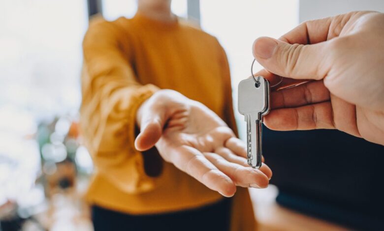The ‘Godfather of Financial Independence’ says young people should do two things to build wealth—and it’s not buying a house, which is ‘silly’ The ‘Godfather of Financial Independence’ says young people should do two things to build wealth—and it’s not buying a house, which is ‘silly’